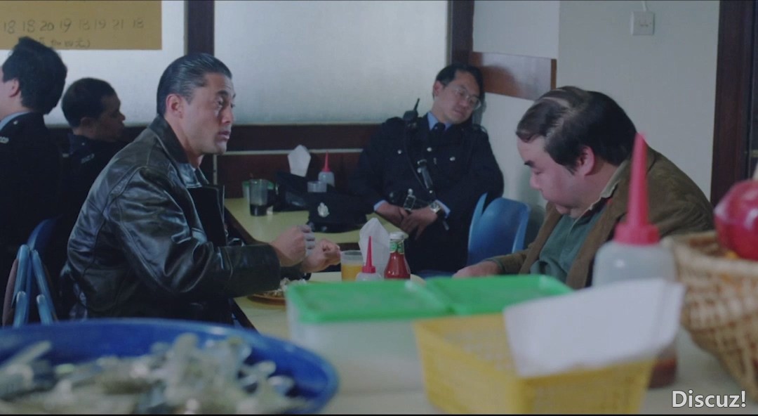 3个受伤的警察 .国粤语硬中英字.小黄君合成.mkv_20240928_163628.320.jpg